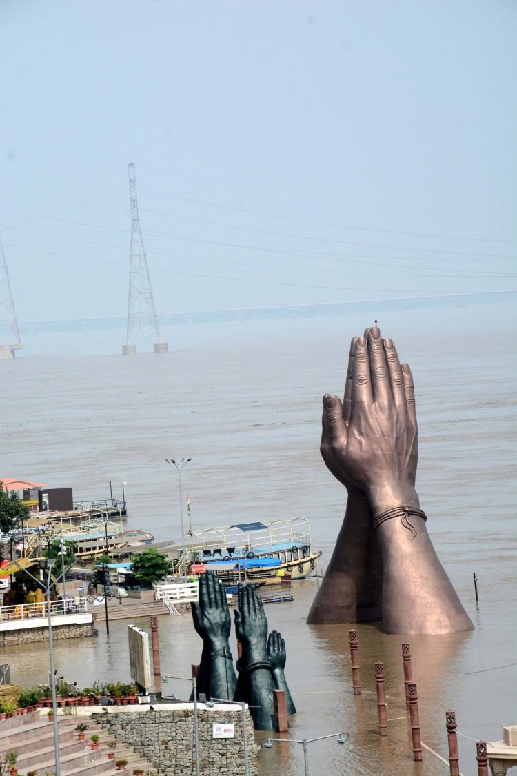 वाराणसी : नमो घाट की ऊपरी सीढ़ी तक पहुंचा बाढ़ का पानी, चेतावनी बिंदु से महज 28 सेमी दूर