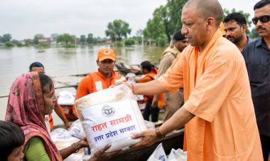 बाढ़ प्रभावितों के साथ खड़ी योगी सरकार, राहत अभियानों के तहत 3.36 लाख लंच पैकेट वितरित