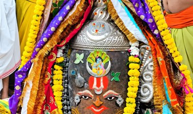 जन्माष्टमी पर श्रीकृष्ण रूप में सजे बाबा महाकाल, वैष्णव तिलक और शेषनाग मुकुट ने बढ़ाई दिव्यता; भस्म आरती में उमड़ा आस्था का सैलाब