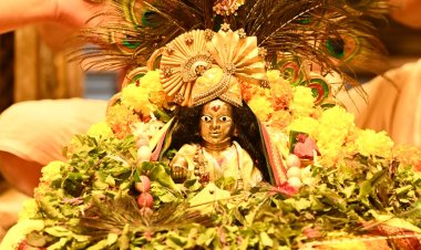 महादेव के दरबार में लड्डू गोपाल का विराजना काशी की समन्वयकारी सनातन परंपरा का मनोहारी दृश्य बना, जिसे देखकर श्रद्धालु भावविभोर हो उठे।