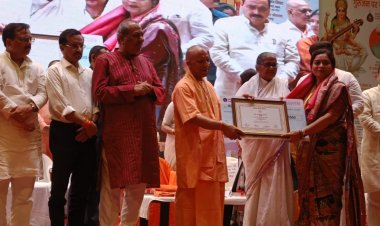 CM योगी ने 81 शिक्षकों को मंच पर खुद किया सम्मानित, 25 हजार की पुरस्कार राशि; शिक्षकों में खुशी की लहर