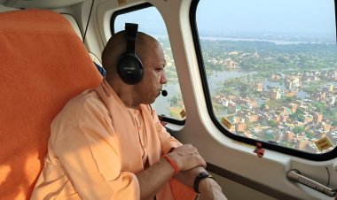 मुख्यमंत्री योगी ने वाराणसी में बाढ़ प्रभावित क्षेत्रों का किया हवाई सर्वेक्षण,पीड़ितों को दी राहत सामग्री