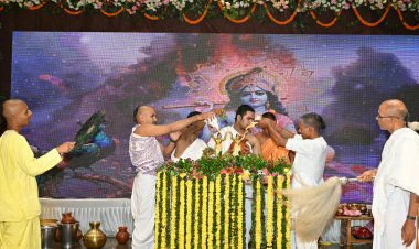 दिव्य महाभिषेक और 108 प्रकार के भोग से मना श्रीकृष्ण जन्मोत्सव, हजारों श्रद्धालुओं ने किए कान्हा के दर्शन