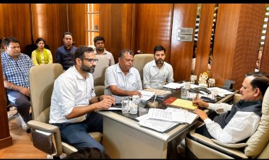 बदहाल सड़कों पर सांसद रमेश अवस्थी सख्त, 8 मीटर से चौड़ी सड़कें PWD को होंगी ट्रांसफर; 14 नालों पर भी तेज होगा काम