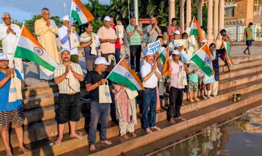 सामने घाट पर नमामि गंगे स्वयंसेवकों का स्वच्छता अभियान, गंगा आरती कर बाढ़ संकट टलने की मांगी प्रार्थना
