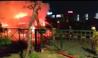 शहीद पथ पर डबल डेकर बस में लगी भीषण आग, 30 यात्रियों का सुरक्षित रेस्क्यू; सामान जलने की सूचना