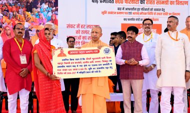 चित्रकूट: सीएम योगी ने बाढ़ पीड़ितों से की मुलाकात, ढहे मकानों के लिए ₹1.20 लाख के चेक बांटे; हर वर्ग को मदद का भरोसा
