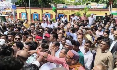 आर्थिक आधार पर आरक्षण की मांग को लेकर सवर्ण समाज का शक्ति प्रदर्शन, कलेक्ट्रेट पहुंचकर सौंपा ज्ञापन