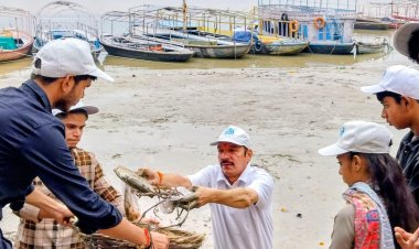 गंगा का पानी घटते ही अस्सी घाट पर सफाई अभियान तेज, नमामि गंगे स्वयंसेवकों ने हटाया बाढ़ का मलबा