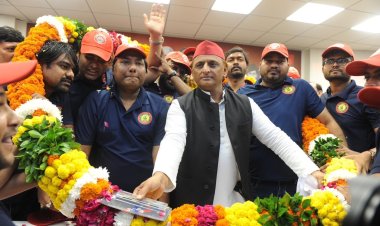 अखिलेश यादव ने लॉन्च की सपा छात्र सभा की नई यूनिफॉर्म, कॉलेज-यूनिवर्सिटी में सदस्यता अभियान चलाने का दिया निर्देश