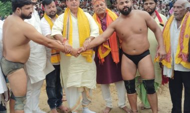 30 मिनट की जोरदार कुश्ती के बाद अयोध्या के लाठीदास ने पंजाब के सोमवीर को चित किया, जीते ₹51 हजार