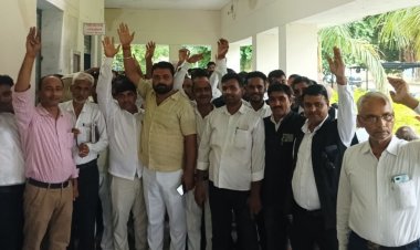 SDM की कार्यशैली से नाराज अधिवक्ताओं का लालगंज तहसील में प्रदर्शन, सैकड़ों पत्रावलियां लंबित होने का आरोप