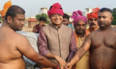 हरतालिका तीज पर विराट कुश्ती दंगल में पहलवानों ने दिखाया दम, 40 मुकाबलों में चले दांव-पेच; बांटे ₹1.50 लाख से ज्यादा
