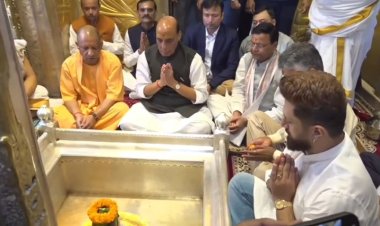 बाबा विश्वनाथ का जलाभिषेक और आरती कर देश-प्रदेश की खुशहाली के लिए प्रार्थना। पुरोहितों, आचार्यों और स्वच्छताकर्मियों का सम्मान, श्रद्धालुओं में बांटे गए 76 किलो लड्डू।