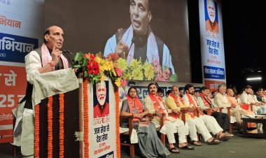 प्रधानमंत्री नरेन्द्र मोदी के 25 वर्ष के सार्वजनिक जीवन को राजनाथ सिंह ने बताया सेवा और नेतृत्व की यात्रा