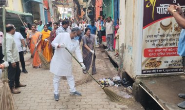 जौनपुर: हनुमान घाट पर चला ‘स्वच्छता ही सेवा’ अभियान, मंत्री गिरीश चंद्र यादव ने दिया स्वच्छता का संदेश