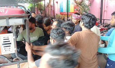 वाराणसी के पिशाचमोचन कुंड में नहाते समय युवक डूबा, मौत के बाद ई-रिक्शा से शव ले गए परिजन