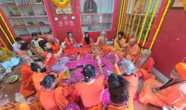 महंत नरेंद्र गिरि की पुण्यतिथि पर संगम नगरी में गूंजे वैदिक मंत्र, समाधि स्थल पर विशेष पूजन