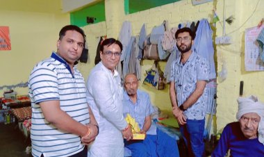 कानपुर वृद्धाश्रम में बुजुर्गों के बीच पहुंचा सेवा अभियान, प्रो. विनय कुमार पाठक बोले- सम्मान से मजबूत होगी संवेदना