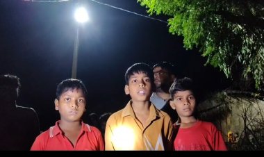 बच्चों का वीडियो वायरल हुआ तो 10 घंटे में रोशन हुआ गांव, कौशांबी में DM ने सुनी स्ट्रीट लाइट की फरियाद