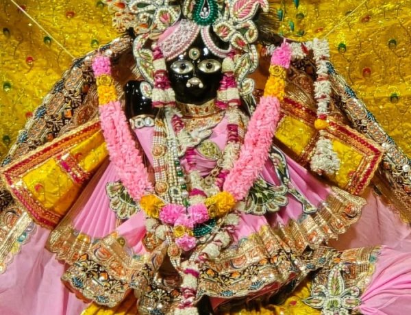 श्रीबांकेबिहारी का होगा राजसी श्रृंगार, लाखों की नग-जड़ित पोशाक; चांदी की आरती से स्वागत