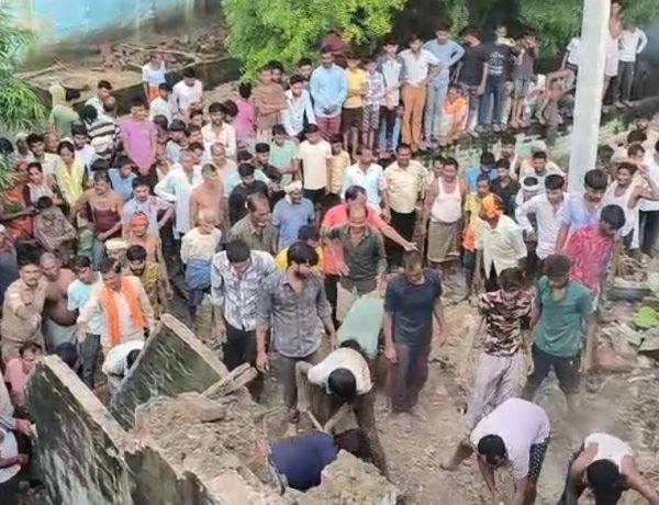 बारिश में भरभराकर गिरा दो मंजिला कच्चा मकान, पिता समेत 3 बेटियों की मौत; चौथी बेटी गंभीर