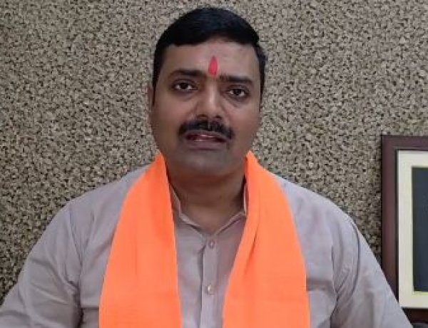 सपा की नीली ड्रेस पर BJP का हमला, राकेश त्रिपाठी बोले- ‘रंग बदलने से दामन के दाग नहीं मिटेंगे’