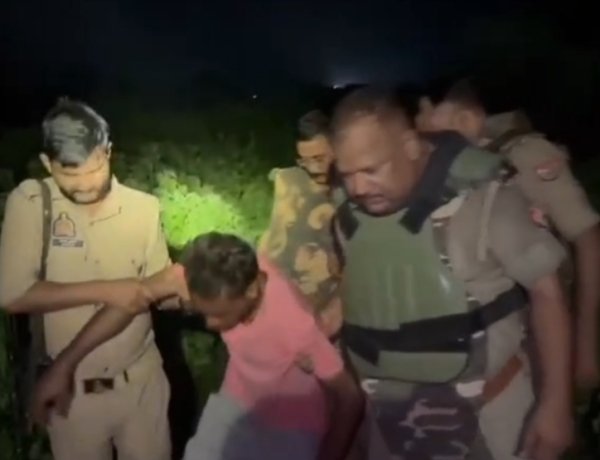 चेन स्नैचिंग के 2 वांछित आरोपी मुठभेड़ में गिरफ्तार, एक के पैर में लगी गोली; तमंचे-चेन बरामद