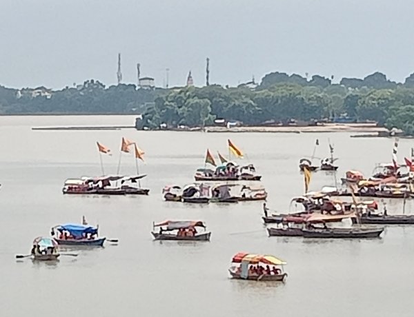 चेन स्नैचिंग के 2 वांछित आरोपी मुठभेड़ में गिरफ्तार, एक के पैर में लगी गोली; तमंचे-चेन बरामद