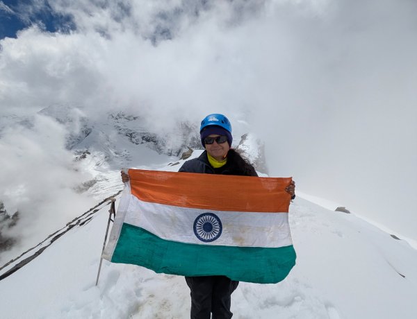 पर्वतारोही पूर्वा धवन ने 5,826 मीटर ऊंची रुद्रगैरा चोटी पर फहराया तिरंगा, अब Everest फतह का मिशन