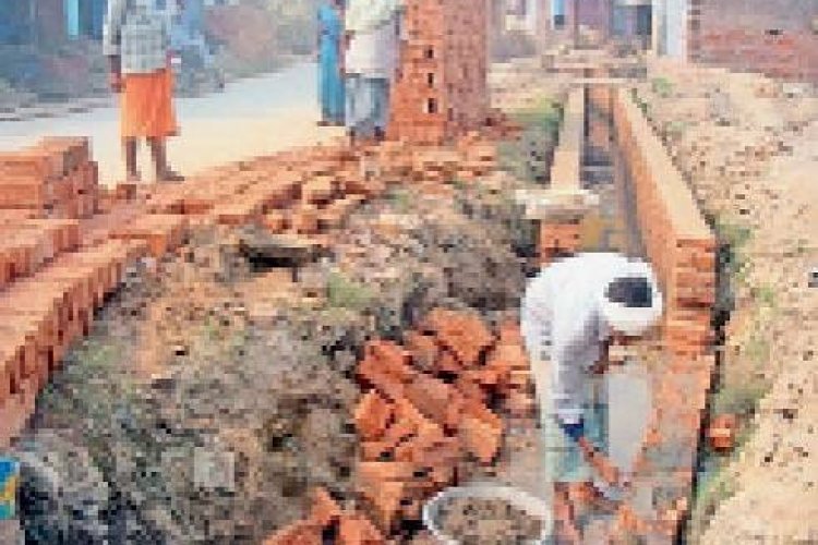 अयोध्या मंडल में 204 निर्माण कामगार परिवारों को मिला आर्थिक संबल