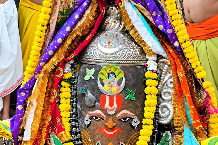 जन्माष्टमी पर श्रीकृष्ण स्वरूप में सजे बाबा महाकाल, वैष्णव तिलक से दमका ज्योतिर्लिंग