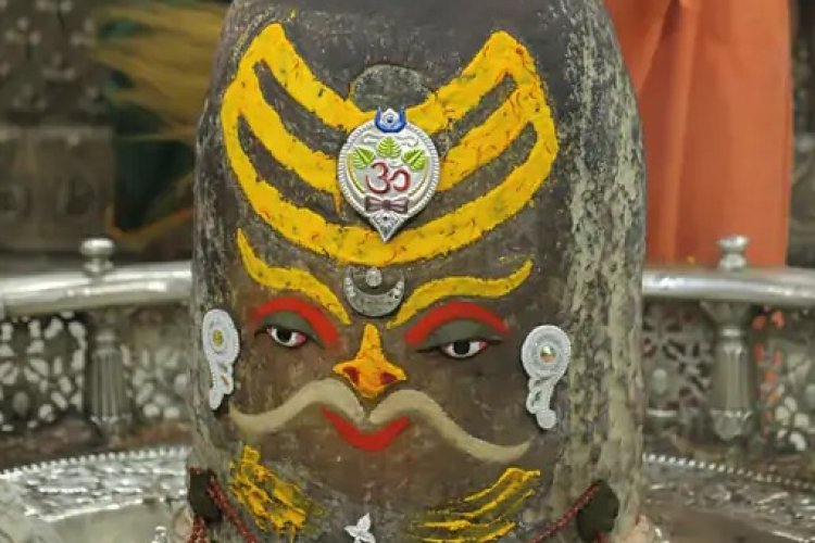 महाकाल ने धारण किया राजा स्वरूप, रजत मुकुट और मुंडमाला से सजे बाबा, भस्म आरती में गूंजे जयकारे