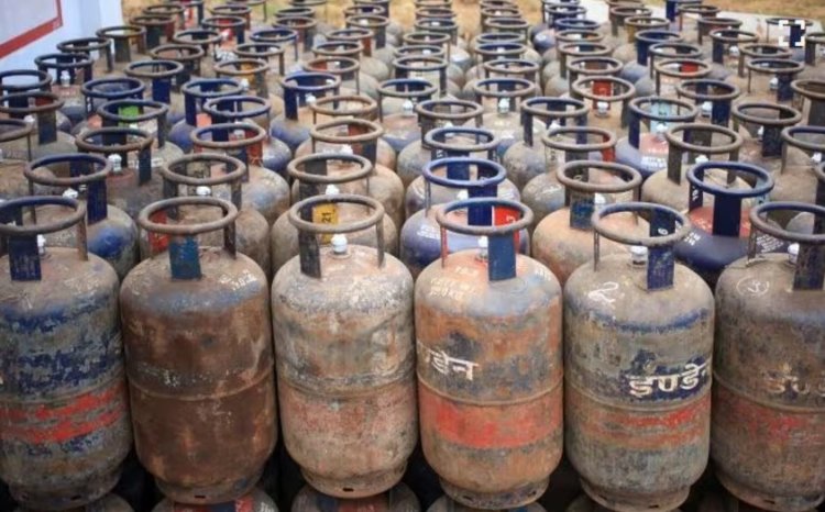 LPG Cylinder Price Hike: 19 किलो वाला कमर्शियल गैस सिलेंडर महंगा, घरेलू LPG के दाम में बदलाव नहीं