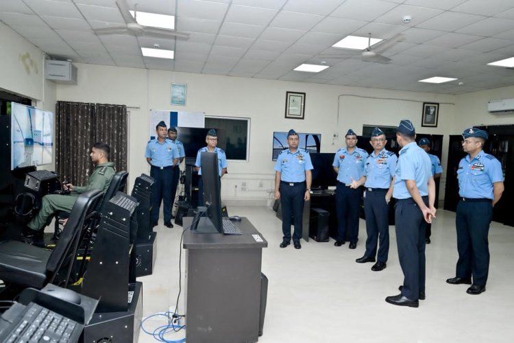 प्रयागराज के बमरौली एयरफोर्स स्टेशन पहुंचे एयर मार्शल तरुण चौधरी, ऑपरेशनल तैयारियों का लिया जायजा; वायु योद्धाओं का बढ़ाया मनोबल