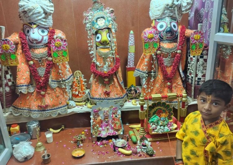 प्रयागराज में श्रीकृष्ण जन्मोत्सव की धूम, प्रयागेश्वर जगन्नाथ मंदिर में सजी भव्य झांकी; भजन-कीर्तन से गूंजा कटघर