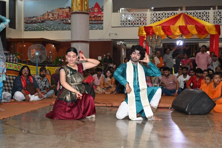 वाराणसी में श्रीकृष्ण जन्माष्टमी की धूम, दुर्गाकुंड मणि मंदिर में सजी लीलाधर की दर्जनभर झांकियां; 101 क्विंटल हलवे का भोग