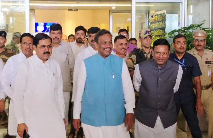 UP Politics: भाजपा प्रदेश प्रभारी विनोद तावड़े पहली बार लखनऊ पहुंचे, पंकज चौधरी समेत नेताओं ने किया स्वागत; चुनावी तैयारियों पर मंथन के संकेत