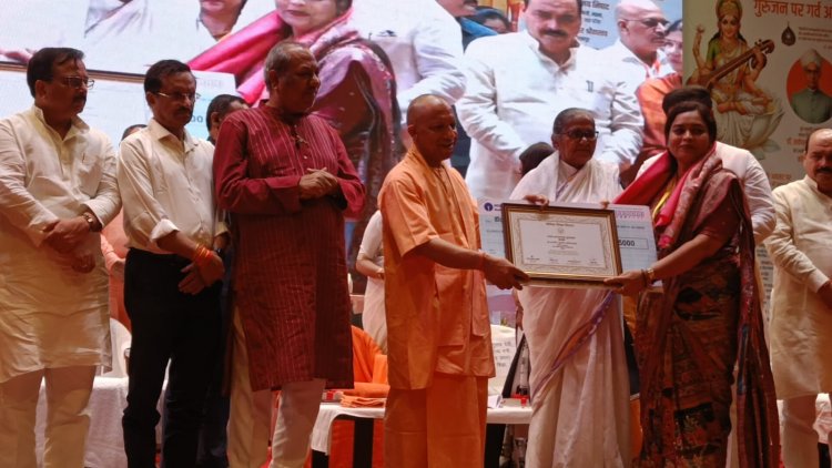 CM योगी ने 81 शिक्षकों को मंच पर खुद किया सम्मानित, 25 हजार की पुरस्कार राशि; शिक्षकों में खुशी की लहर