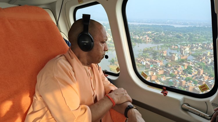 मुख्यमंत्री योगी ने वाराणसी में बाढ़ प्रभावित क्षेत्रों का किया हवाई सर्वेक्षण,पीड़ितों को दी राहत सामग्री