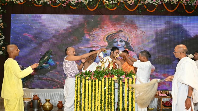 दिव्य महाभिषेक और 108 प्रकार के भोग से मना श्रीकृष्ण जन्मोत्सव, हजारों श्रद्धालुओं ने किए कान्हा के दर्शन