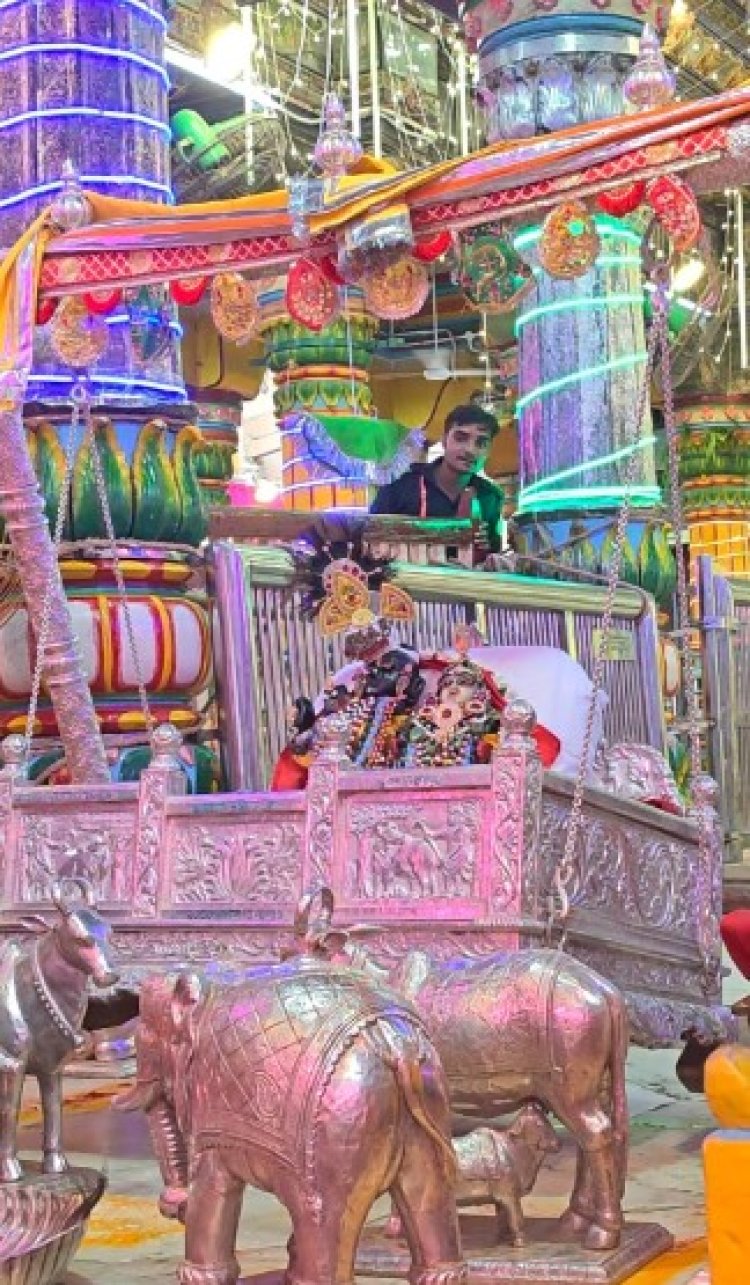 Mathura Nand Mahotsav 2026: द्वारिकाधीश मंदिर में गूंजा ‘नंद घर आनंद भयो’, चांदी के पालने में ठाकुर जी के दर्शन को उमड़ा सैलाब