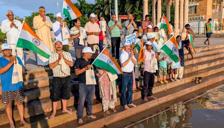 सामने घाट पर नमामि गंगे स्वयंसेवकों का स्वच्छता अभियान, गंगा आरती कर बाढ़ संकट टलने की मांगी प्रार्थना