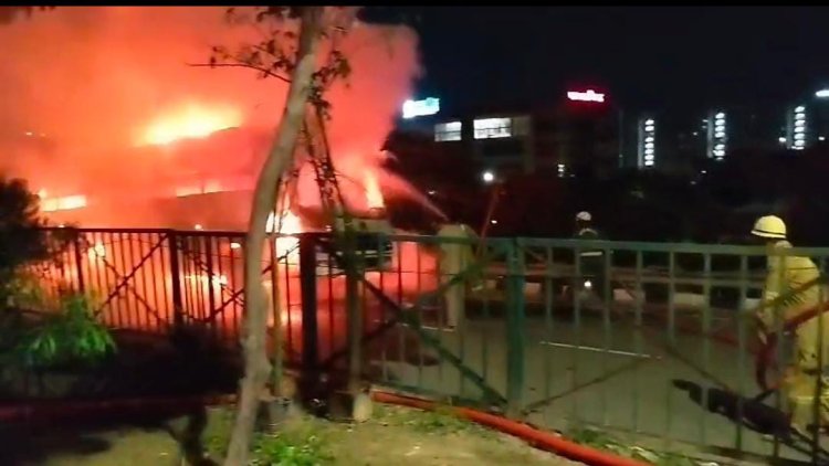 शहीद पथ पर डबल डेकर बस में लगी भीषण आग, 30 यात्रियों का सुरक्षित रेस्क्यू; सामान जलने की सूचना