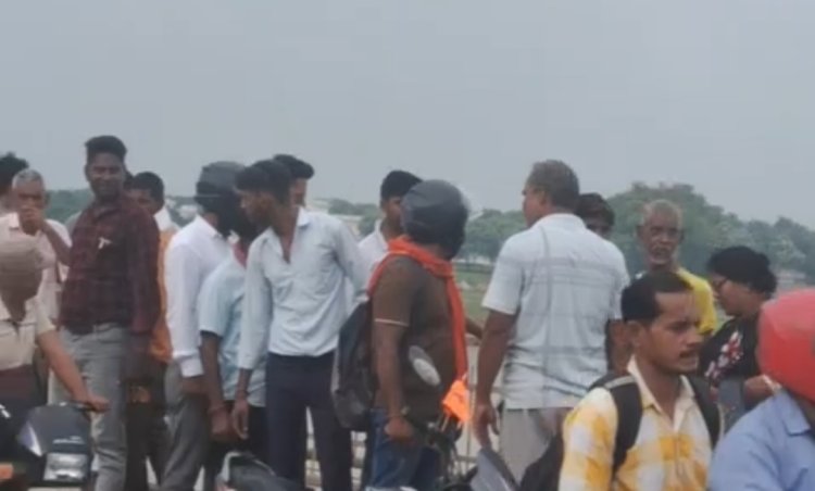 पारिवारिक विवाद में शास्त्री सेतु से गंगा में कूदी तीन बच्चों की मां, मछुआरों ने सकुशल बाहर निकाला