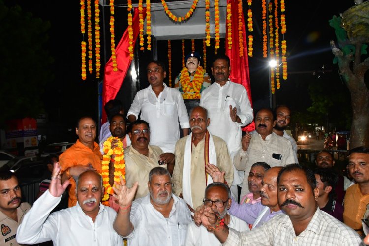 झूंसी पुलिस चौकी चौराहा अब ‘शहीद नायक मनीष पाण्डेय चौक’, महापौर गणेश केसरवानी ने किया प्रतिमा का अनावरण
