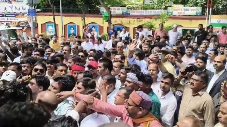 आर्थिक आधार पर आरक्षण की मांग को लेकर सवर्ण समाज का शक्ति प्रदर्शन, कलेक्ट्रेट पहुंचकर सौंपा ज्ञापन