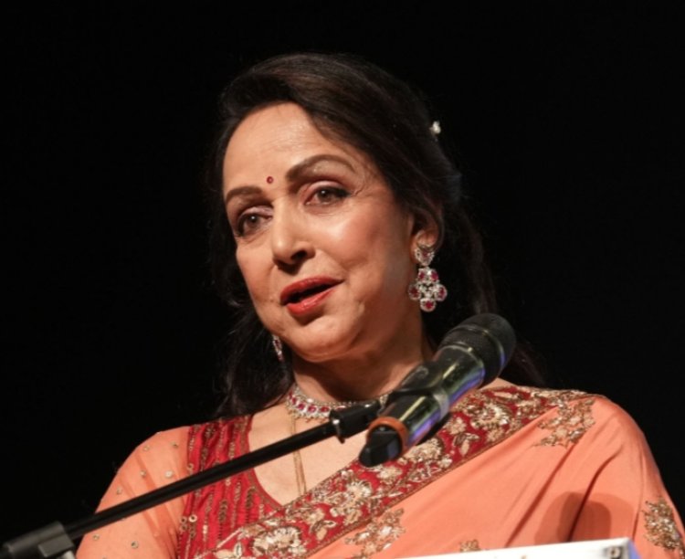 हेमा मालिनी ने 20 चित्रकारों की कृष्ण लीलाओं वाली पेंटिंग्स को सराहा, बोलीं- 3 नहीं 5 दिन का हो आर्ट कैंप