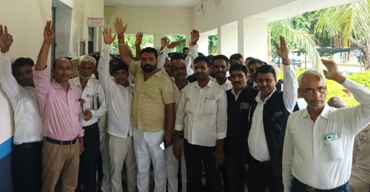 SDM की कार्यशैली से नाराज अधिवक्ताओं का लालगंज तहसील में प्रदर्शन, सैकड़ों पत्रावलियां लंबित होने का आरोप