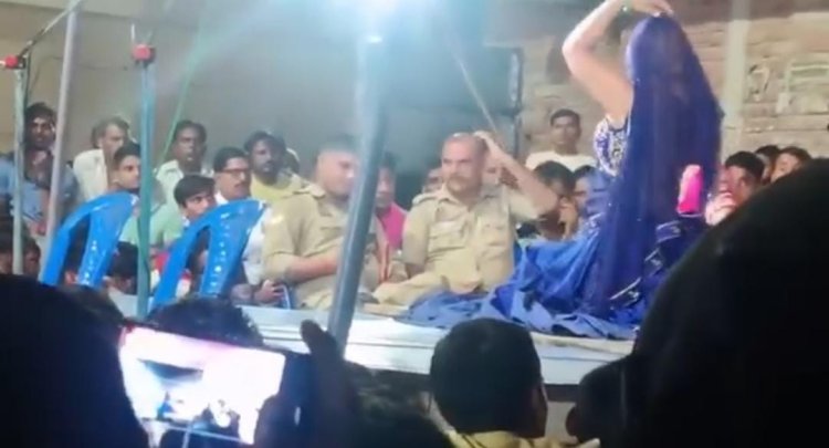 कौशांबी में बार बालाओं का डांस देख रहे दो सिपाही लाइन हाजिर, वीडियो वायरल होने के बाद कार्रवाई